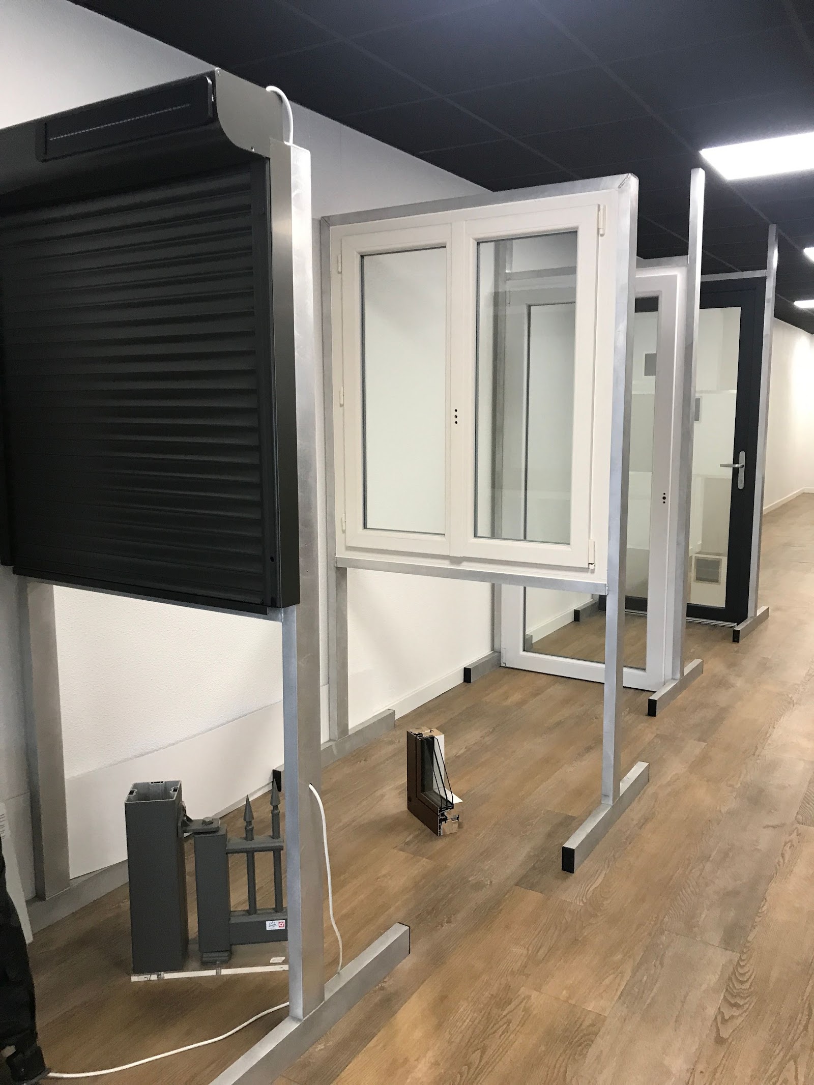Showroom AF HABITAT présentant volets roulants et menuiseries
