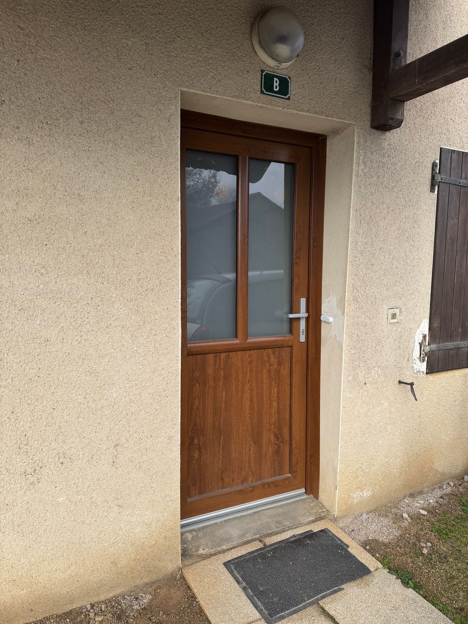 Porte d'entrée en PVC finition bois avec vitrage dépoli