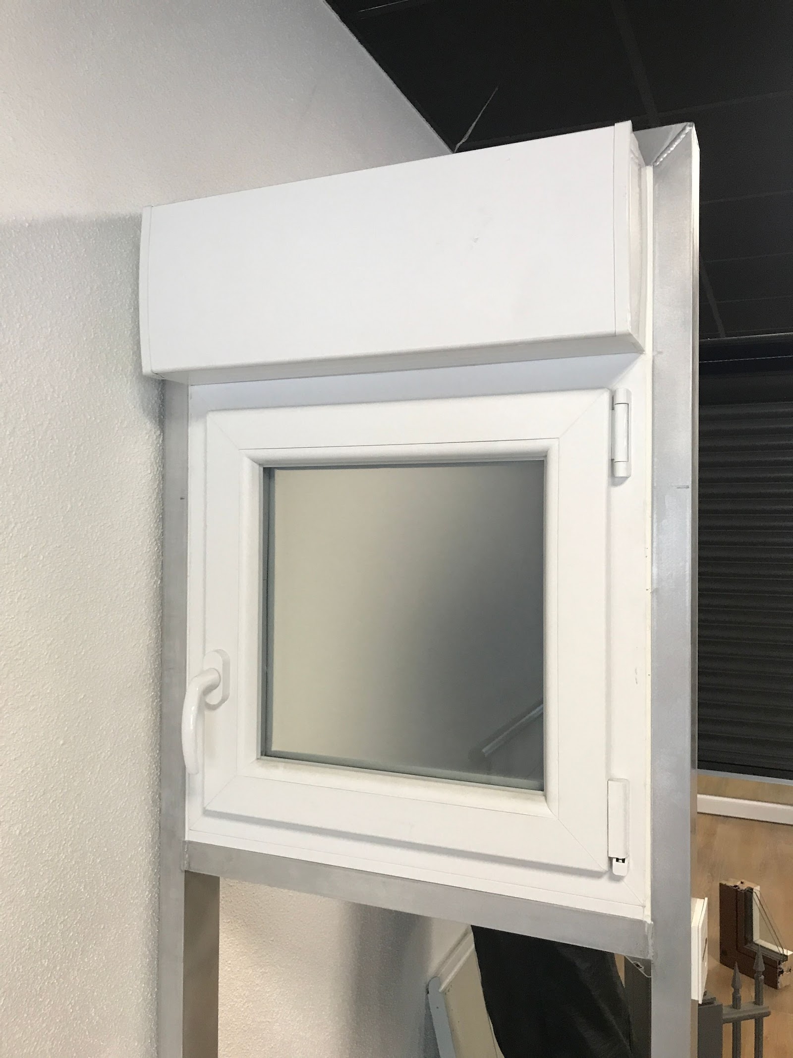 Fenêtre PVC avec coffre de volet roulant intégré