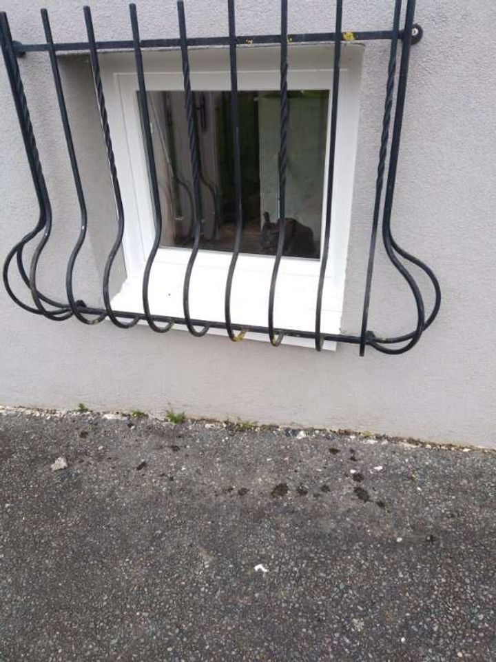 Pose d'une petite fenêtre de soupirail avec barreaudage de sécurité